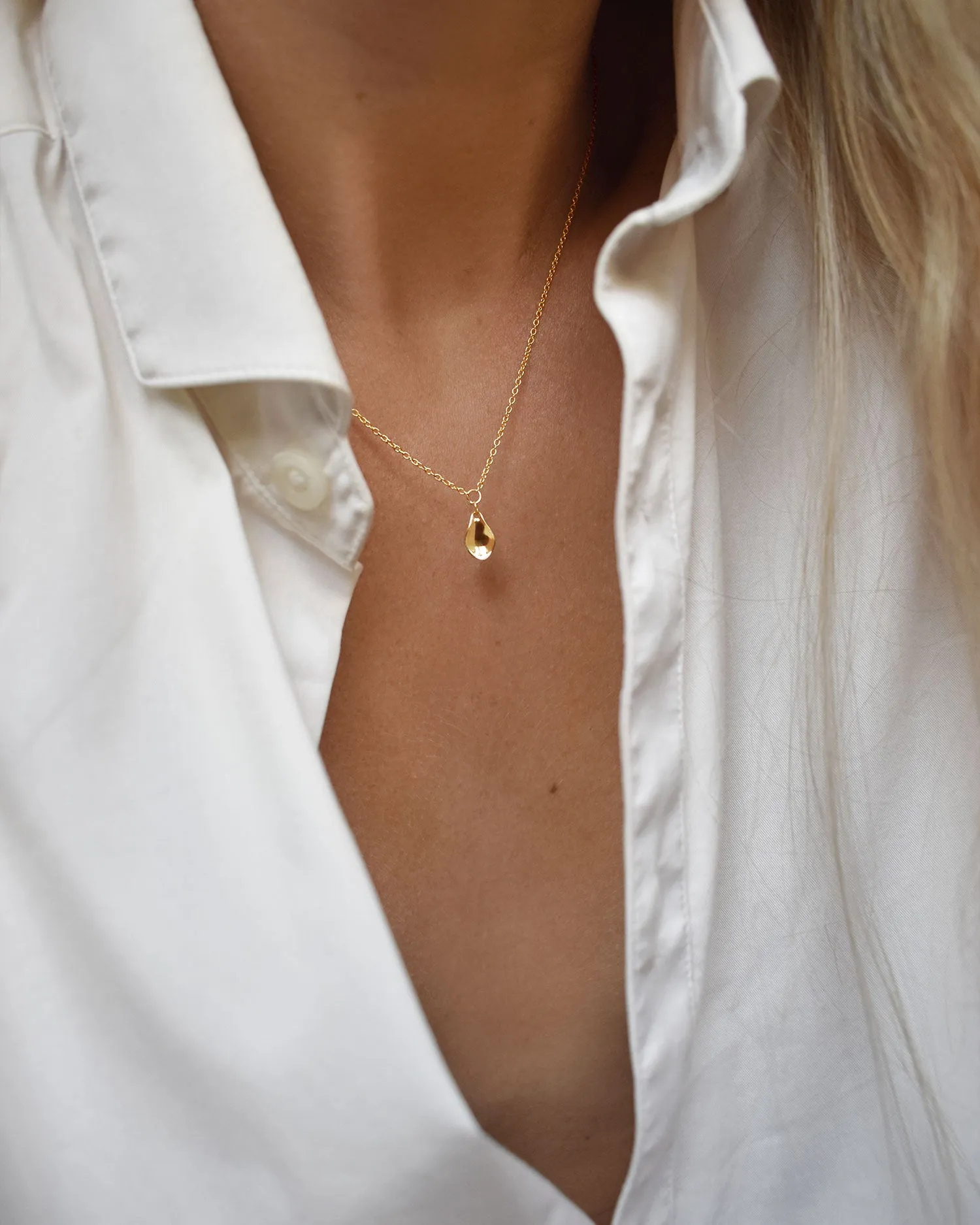 Gaias Grace drop necklace gold