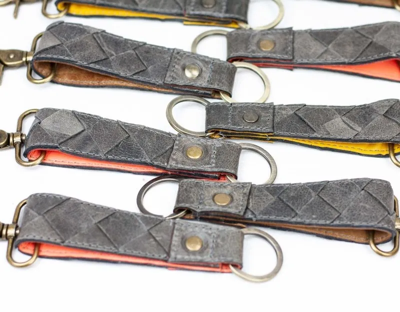 Leather handwoven keyring with clip - Grey distressed