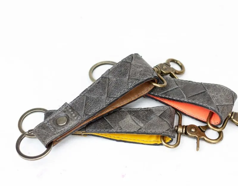 Leather handwoven keyring with clip - Grey distressed