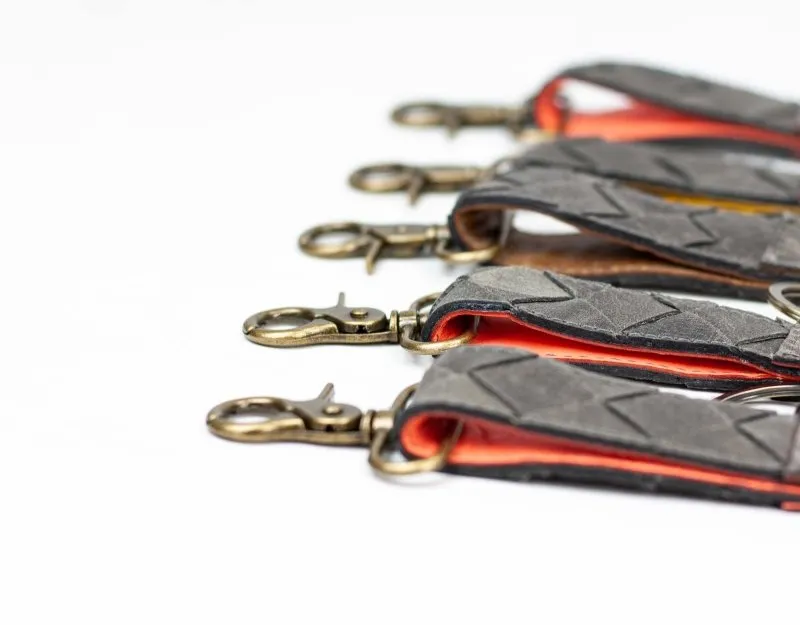 Leather handwoven keyring with clip - Grey distressed